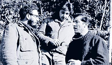 Enrique Meneses con Fidel y Ral Castro durante la revolucin cubana.