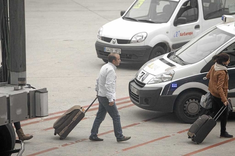 ngel Carromero, a su llegada al aeropuerto de Barajas, el pasado 29 de diciembre. | Alberto di Lolli