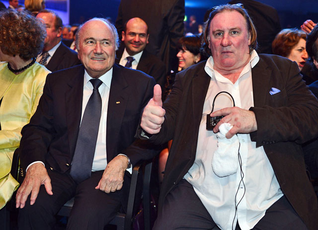 Depardieu (dcha.) con Blatter, ayer en la gala del Baln de Oro. | Foto: Afp