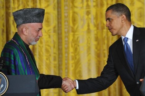 Karzai y Obama se saludan en una imagen tomada en 2010. | Afp