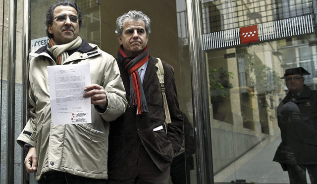 Paulino Cubero (i) y Alejandro Tejedor, ante el registro para presentar las dimisiones. | Efe