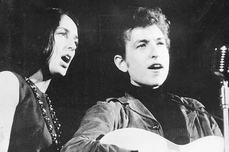Bob Dylan, con Joan Baez, en un concierto en Cambridge en 1964.