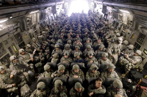 Tropas de EEUU con destino a una base militar de Afganistn.