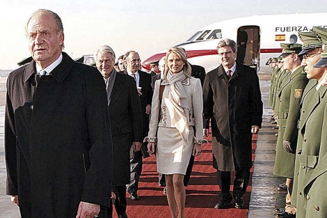 Don Juan Carlos, seguido de la princesa Corinna, en el aeropuerto de Stuttgart.