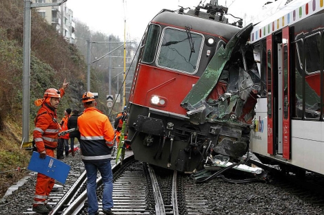 Operarios supervisan los dos trenes que chocaron junto a Neuhausen. | Reuters