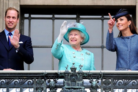 De izda. a dcha., el príncipe Guillermo, la reina Isabel II y Kate Middleton. | Afp