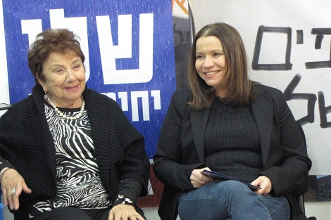 La candidata israel Yachimovich, junto a su madre. | S. Emergui