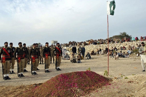 Funeral del soldado paquistan muerto hace cinco das en Cachemira. | Efe