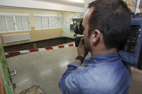Un cmara filma el aula donde se ha producido el derrumbe. | Reuters