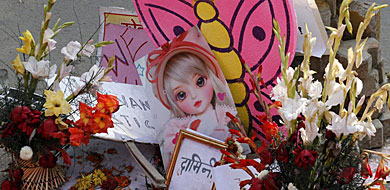 Flores y velas en recuerdo de la joven violada en Nueva Delhi. | Efe