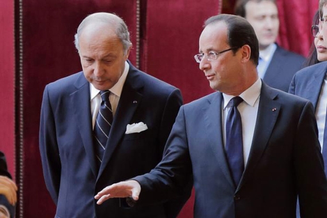 Hollande (dcha,) conversa con el ministro de Exteriores Fabius. | Afp
