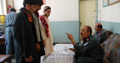 El examinador hace preguntas a varios aspirantes en Kabul. | Mnica Bernab