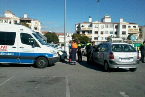 Agentes de Polica en el aparcamiento donde se ha producido el atropello. | ELMUNDO.es.