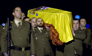Varios soldados sostienen el fretro con los restos mortales del sargento. | Efe