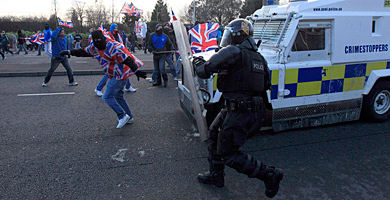 Manifestantes 'lealistas' se enfrentan a la polica. | Reuters/Cathal McNaughton