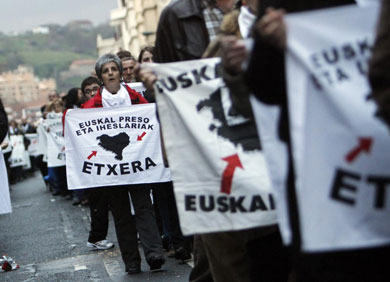 Participantes sostienen carteles en apoyo a los presos. | Afp