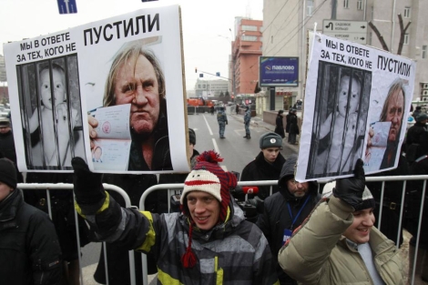 Opositores a Putin exhiben carteles con el retrato de Depardieu. | Reuters