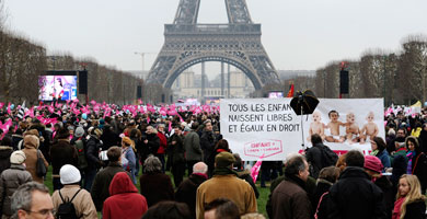 Manifestantes frente a la torre Eiffel. | Afp
