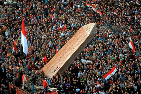 Manifestantes contra el rgimen de Mubarak transportan un obelisco con los nombres de las vctimas de la Primavera rabe en la plaza de Tahrir, en El Cairo. | Afp