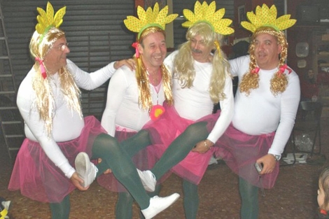 Cuatro miembros de la comisin bailan disfrazados en el casal | MS FOTOS