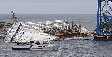 Aspecto actual del crucero Costa Concordia. | Stefano Rellandini / Reuters
