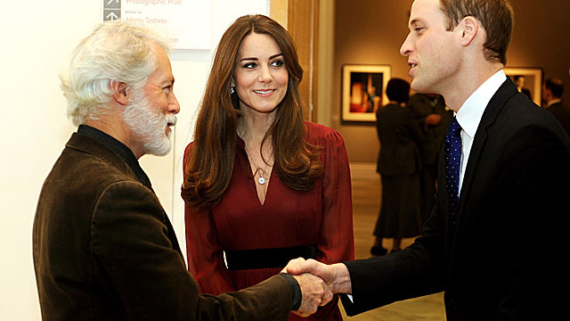 Los Duques de Cambridge saludan al pintor Paul Emsley en su último acto oficial. | AFP/Pool