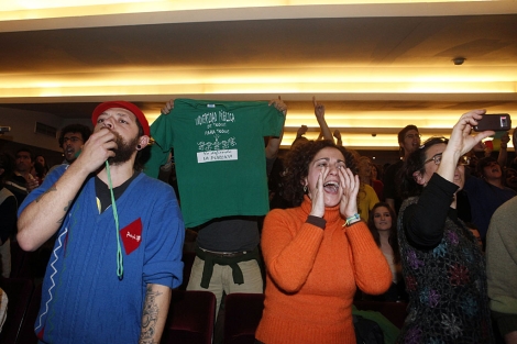 Algunos de los alborotadores, durante la protesta en la conferencia. | Jess Morn