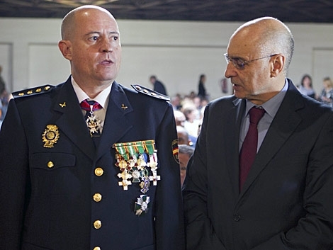 A la izquierda, el ex jefe superior del Pas Vasco Enrique Pamies. | Efe
