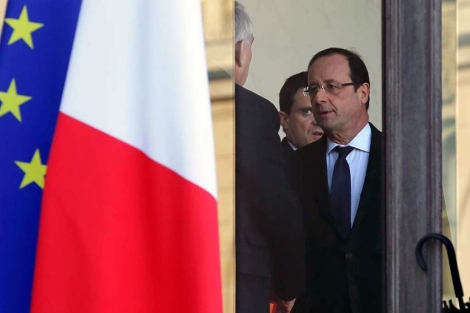 Hollande, en un encuentro mantenido ayer en El Elseo con su ministro del Interior. | Reuters