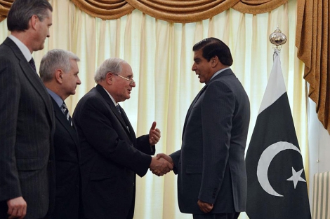 El primer ministro paquistan (derecha) recibe a senadores estadounidenses en Islamabad. | Afp