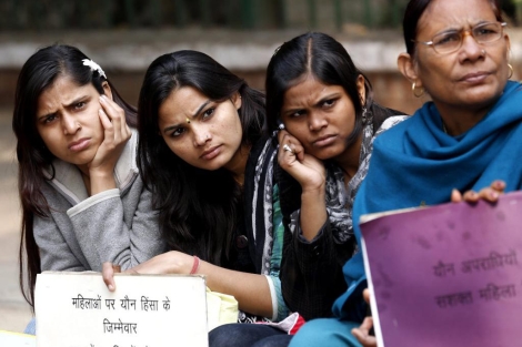 Mujeres escuchan a un orador en una manifestacin contra las violaciones, Nueva Delhi. | Efe