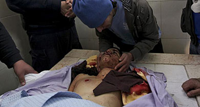 Familiares del joven palestino muerto velan su cuerpo en Ramala. | Efe