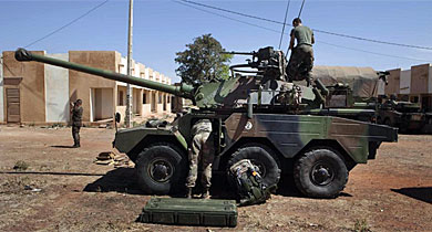 Soldados franceses preparan un tanque en Bamako.| Reuters