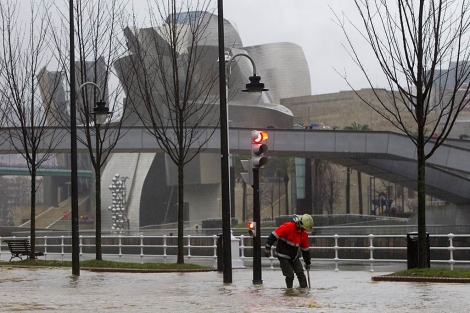 La ribera de la Ra de Bilbao, inundada. |Iaki Andrs [VEA MS IMGENES]
