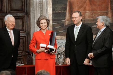 La Reina recoge su galardn de manos del presidente de la Generalitat. | GVA