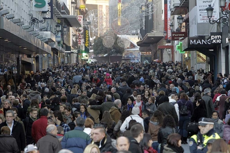 La calle Preciados de Madrid, llena de gente en las pasadas Navidades. | Foto: Efe / Kiko Huesca.