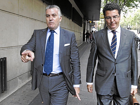 Luis Bárcenas, junto a su abogado, al acudir a declarar ante el juez en septiembre. | Paco Toledo