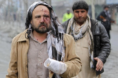 Heridos en el lugar del atentado en Kabul. | Reuters