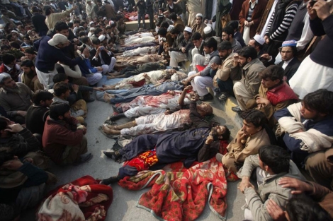 Los cadáveres ensangrentados en Peshawar.| Reuters