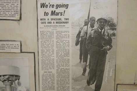 Recorte de periódico que anuncia la 'Conquista de Marte' en 1964. VEA MÁS IMÁGENES