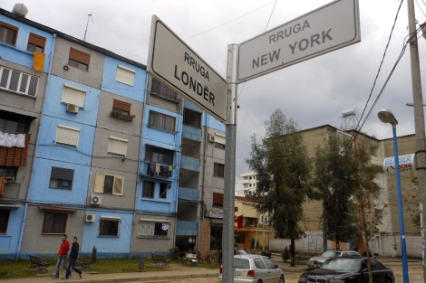 Aspecto de las calles de Kamza, en las cercanías de Tirana. | Mimoza Dhima