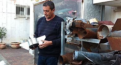 Jacob Harush, con uno de los cohetes que caen sobre Sderod. | J. Mller