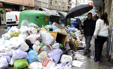 Toneladas de basura se acumulan en las calles de la ciudad. | Efe