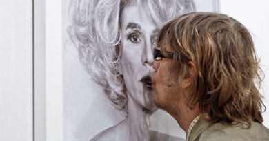 Chris Makos besa una de sus obras en la inauguracin. | Efe | MS FOTOS
