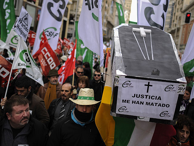 Un atad denuncia la muerte de la Justicia en la marcha de Madrid. | Pedro Armestre / Afp