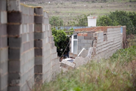 El muro que cay sobre dos personas en Cartagena. | Efe