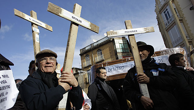 Manifestantes portan cruces para simbolizar la muerte en la marcha en Guadalajara. | Alberto Di Lolli