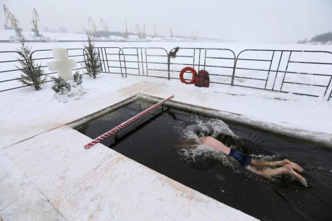 Un nombre nada en agua helada para celebrar la Epifanía, ayer, en Rusia. | Efe