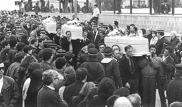 Imagen tomada durante el entierro de las nias de Alcsser, en 1993. | Califa