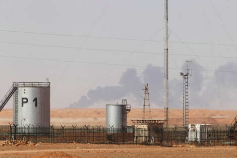 El humo se eleva sobre la planta de gas. | Reuters